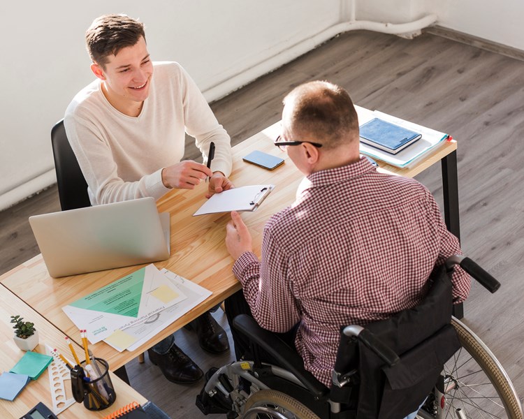 Travailleur Handicape Remplissant Des Papiers Pour Contrat